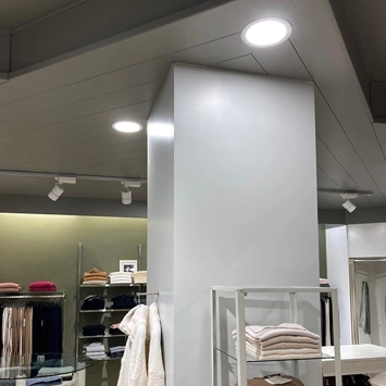 Illuminazione su misura per un negozio di abbigliamento